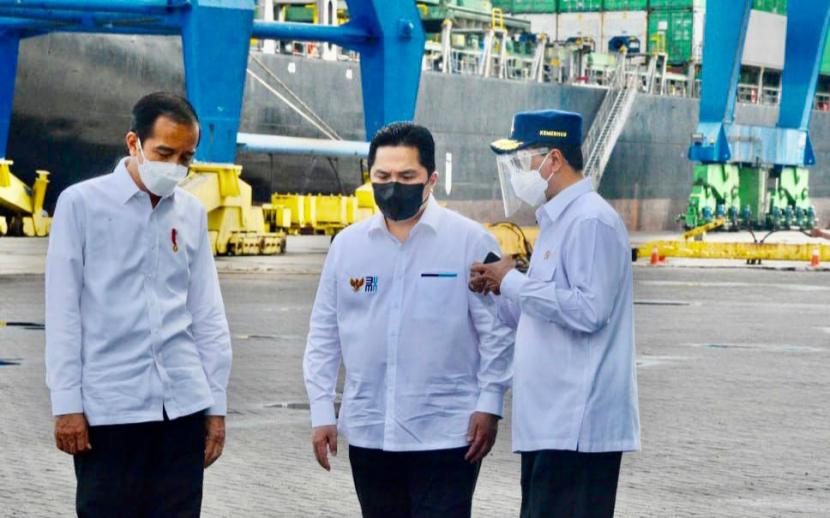Menhub: Investasi Ambon <em>Newport</em> Rp 5 Triliun. foto: Presiden Jokowi (kiri), Menteri BUMN Erick Thohir (tengah), dan Menhub Budi Karya Sumadi (kanan) saat meninjau pembangunan pelabuhan terintegrasi di Ambon.