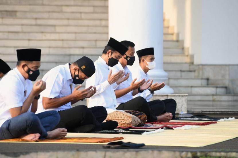 Presiden Jokowi melaksanakan salat id di halaman Istana Bogor, Kamis (13/5) pagi.