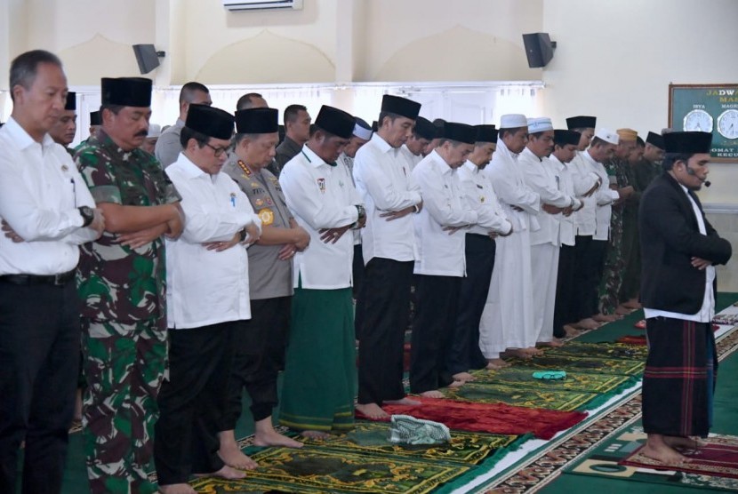 Presiden Jokowi melaksanakan shalat Istisqa di Masjid Amrullah Kompleks Pangkalan TNI AU Roesmin Nurjadin, Kota Pekanbaru, Riau, Selasa (17/9). 