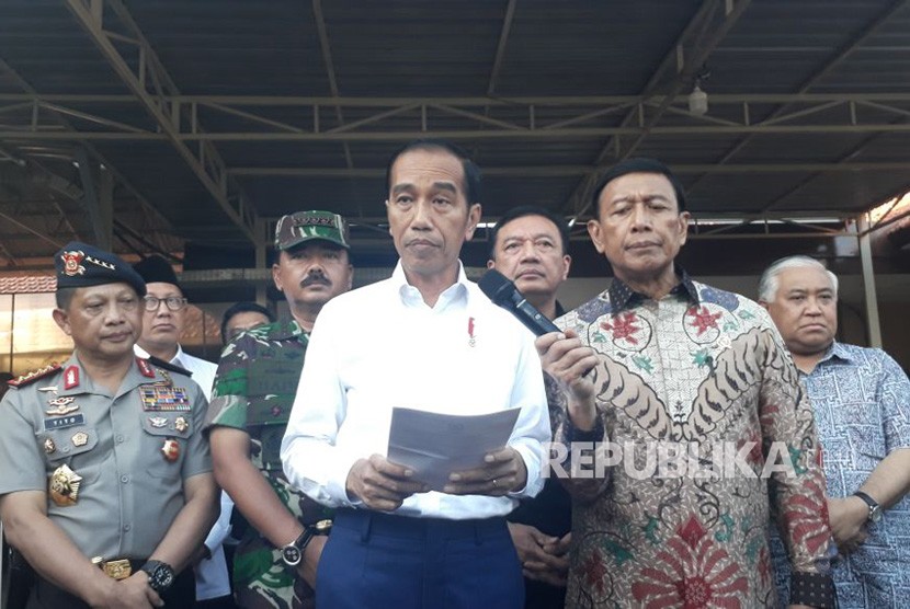 Presiden Jokowi melakukan konferensi pers terkait pengeboman di surabaya, Ahad (13/5). 