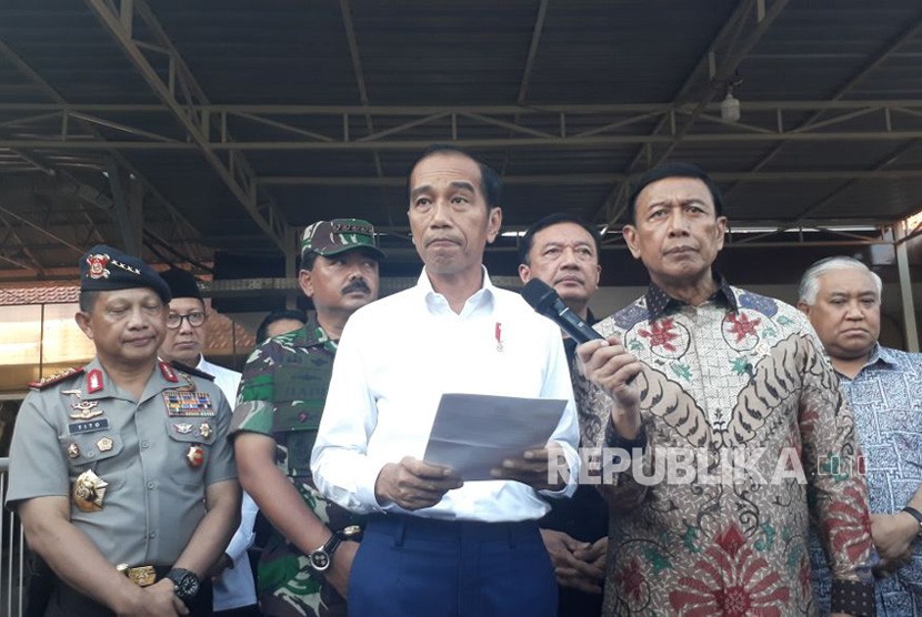 Presiden Jokowi melakukan konferensi pers terkait pengeboman di surabaya, Ahad (13/5). 