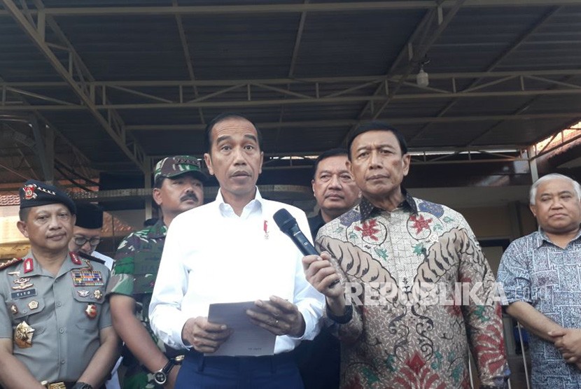 Presiden Jokowi melakukan konferensi pers terkait pengeboman di surabaya, Ahad (13/5). 