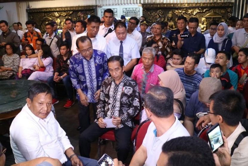 Presiden Jokowi melakukan konferensi pers usai bertemu keluarga korban jatuhnya Lion Air di Bandara Soekarno-Hatta, Senin (29/10). 