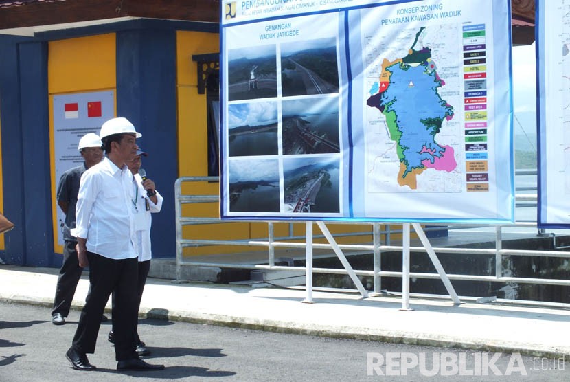 Presiden Jokowi melakukan kunjungan lapangan ke bendungan Jatigede, Kabupaten Sumedang (17/3). 