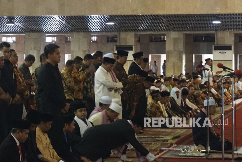 Presiden Jokowi melalukan shalat Jumat di Masjid Istiqlal, Jumat (2/3). 