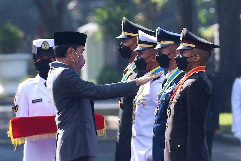 Presiden  Jokowi melantik 754 perwira alumnus Akmil, AAL, AAU, dan Akpol.