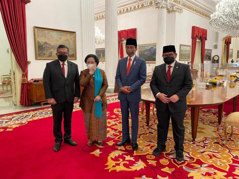 Presiden Jokowi melantik Dewan Pengarah BRIN lewat upacara kenegaraan yang dilaksanakan di Istana Kepresidenan, Jakarta, Rabu (13/10). 