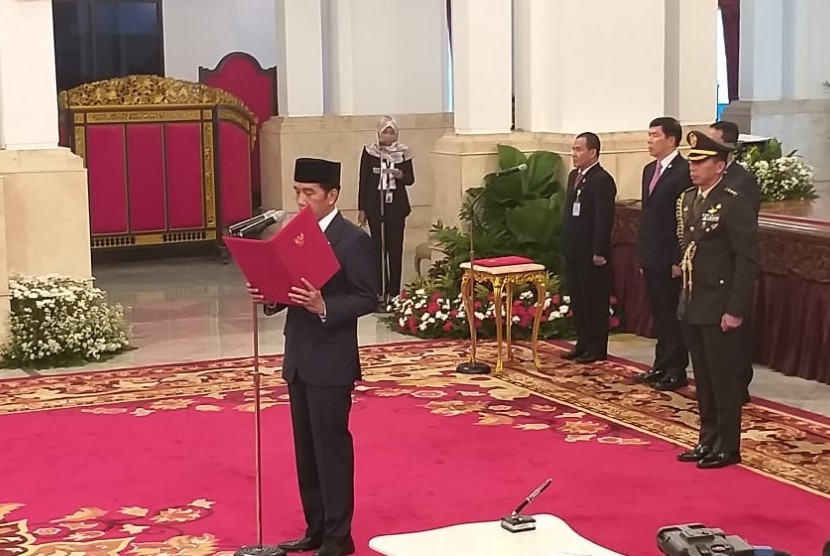 Presiden Joko Widodo (Jokowi) saat pelantikan duta besar di Istana Negara, Jakarta Pusat, Kamis (21/3).