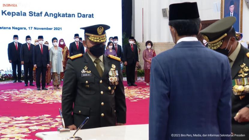 Presiden Jokowi melantik Jenderal Dudung Abdurachman sebagai KSAD di Istana Negara, Jakarta Pusat, Rabu (17/11).