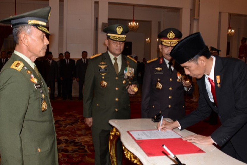 Presiden Jokowi melantik Letjen Mulyono menjadi KSAD, disaksikan Panglima TNI Jenderal Gatot Nurmantyo.