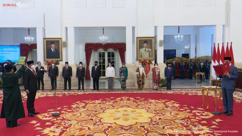 Presiden Jokowi melantik Mayjen Suharyanto sebagai Kepala BNPB di Istana Negara, Jakarta Pusat, Rabu (17/11).