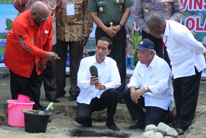 Presiden Jokowi meletakkan batu pertama pembangunan fasilitas PON 2020, di Jayapura, Papua, Sabtu (9/5).