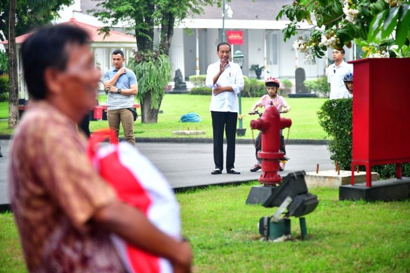 Presiden Jokowi melihat pembagian smebako di gerbang Senisono Istana Kepresidenan Yogyakarta, Jumat (24/5/2024) sore WIB.