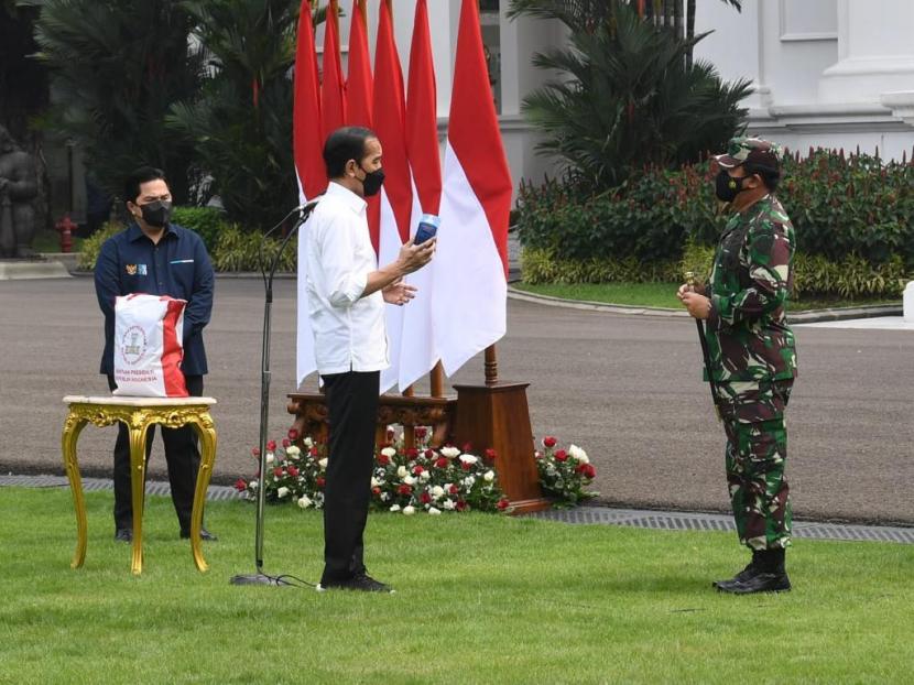 Presiden Jokowi  meluncurkan pemberian paket obat isolasi mandiri untuk pasien Covid-19 di Jakarta. Dan saat ini Presiden Jokowi juga memberikan bantuan produktif untuk usaha mikro di Istana Merdeka.