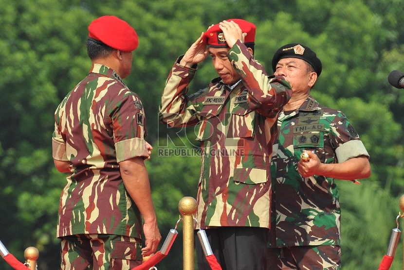 Presiden Jokowi memakai baret Kopassus di Mabes TNI, Cilangkap, Jaktim pada medio 2015.