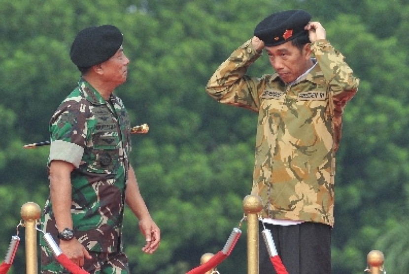  Presiden Jokowi memakai baret Mabes TNI disaksikan Panglima TNI Jenderal Moeldoko di Mabes TNI, Cilangkap, Rabu (16/4). 