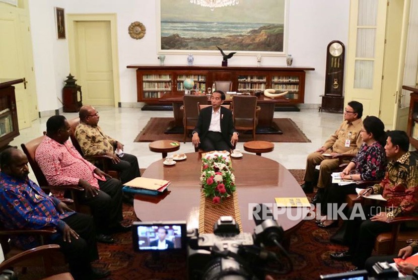 Presiden Jokowi memanggil Gubernur Papua, Bupati Asmat dan Bupati Nduga membahas penanganan masalah kesehatan di Istana Kepresidenan Bogor, Jawa Barat, Selasa (23/1). 