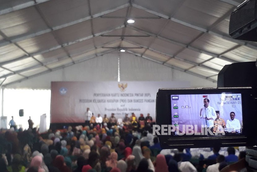 Presiden Jokowi membagi-bagikan Kartu Indonesia Pintar, Program Keluarga Harapan (PKH), dan Bantuan Sosial (Bansos) di Lapangan Dr Murjadi, Banjarbaru, Senin (26/3). 