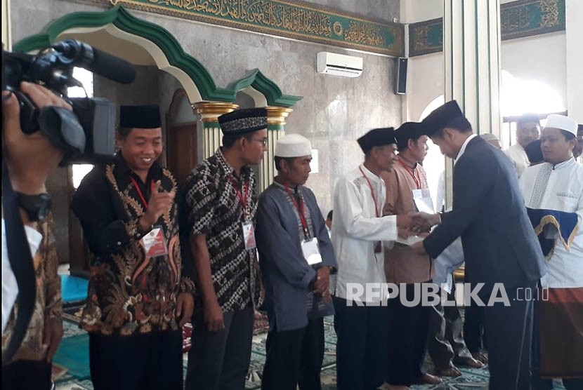 Presiden Jokowi membagikan 50 sertifikat tanah wakaf untuk rumah ibadah di Kabupaten Subang, Rabu (6/6). 