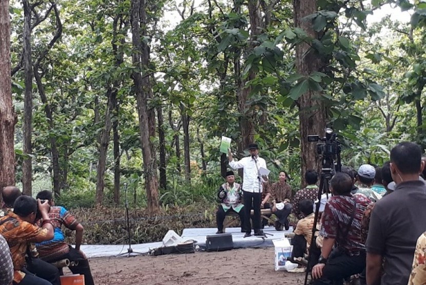 Presiden Jokowi membagikan izin pemanfaatan hutan jati di Desa Dungus, Madiun, Senin (6/11)