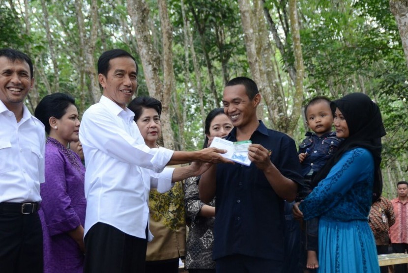 Presiden Jokowi membagikan Kartu Indonesia Sehat.