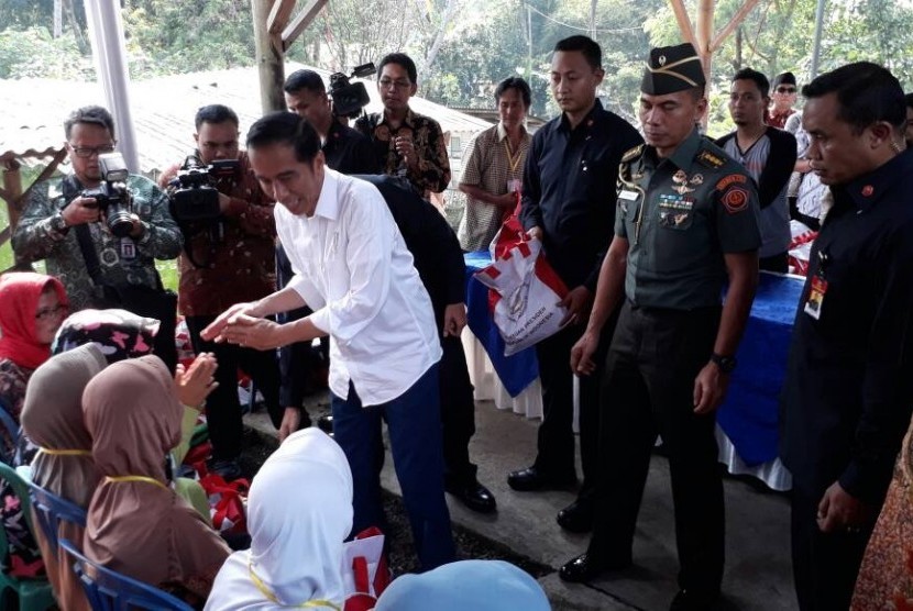 Presiden Jokowi membagikan sembako kepada warga di Jalan Ahmad Yani, Gang Lengkong Pesantren 2, Desa Lengkong Sari, Kecamatan Tawang, Tasikmalaya, Jumat (9/6). Pada malam harinya, Jokowi melaksanakan shalat tarawih di Pesantren Cipasung.