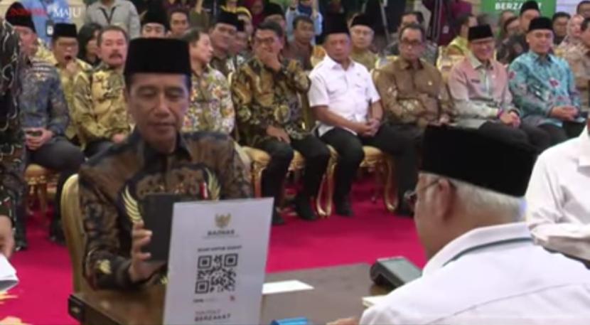 Presiden Jokowi membayar zakat melalui Baznas di Istana Negara, Jakarta Pusat, Rabu (13/3/2024).