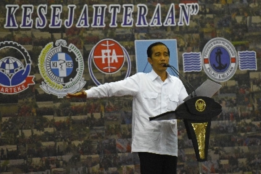 Presiden Jokowi memberi sambutan sebelum membuka Kongres VII Konfederasi Serikat Buruh Sejahtera Indonesia (KSBSI) di Jakarta, Senin (4/5).