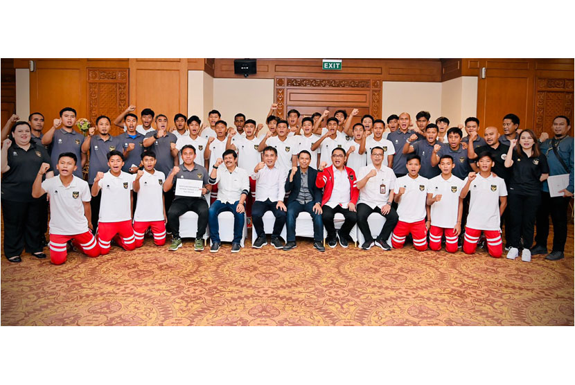 Presiden RI Jokowi memberikan bonus kepada tim nasional sepak bola U-16 Indonesia atas prestasinya menjuarai Piala AFF U-16. Bonus sebesar Rp 1 miliar tersebut diserahkan oleh Deputi Bidang Protokol, Pers, dan Media Sekretariat Presiden, Bey Machmudin di Hotel Sultan, Jakarta, Kamis (18/8/2022).