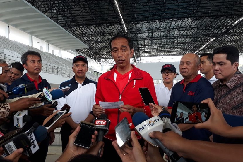 Presiden Jokowi memberikan keterangan pers setelah meresmikam venue di Gelora Bung Karno, Kamis (2/12). 