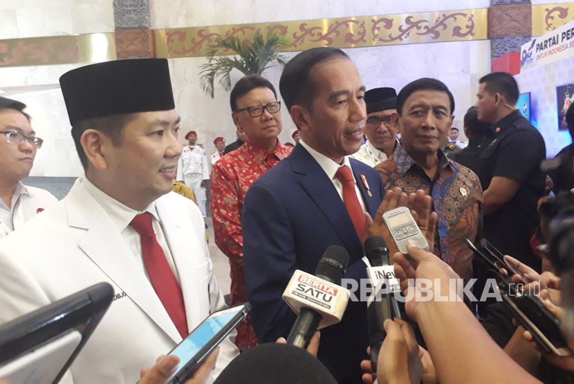 Presiden Jokowi memberikan keterangan pers usai menghadiri Rapimnas II Partai Perindo, Rabu (21/3).