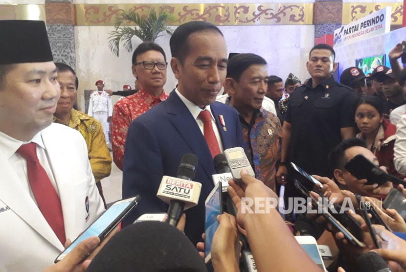 Presiden Jokowi memberikan keterangan pers usai menghadiri Rapimnas II Partai Perindo, Rabu (21/3).