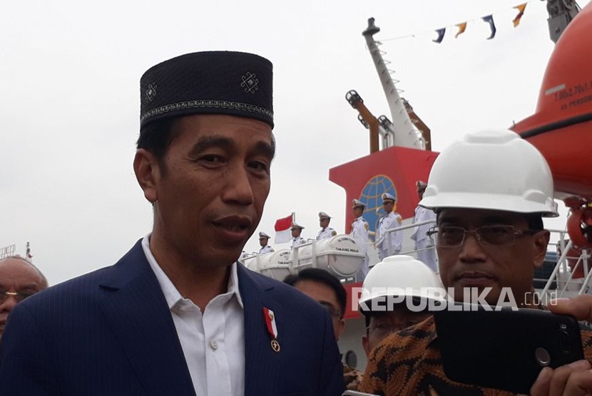Presiden Jokowi memberikan keterangan pers usai meninjau pelabuhan di kawasan industri JIIPE, Gresik, Jawa Timur, Jumat (9/3).