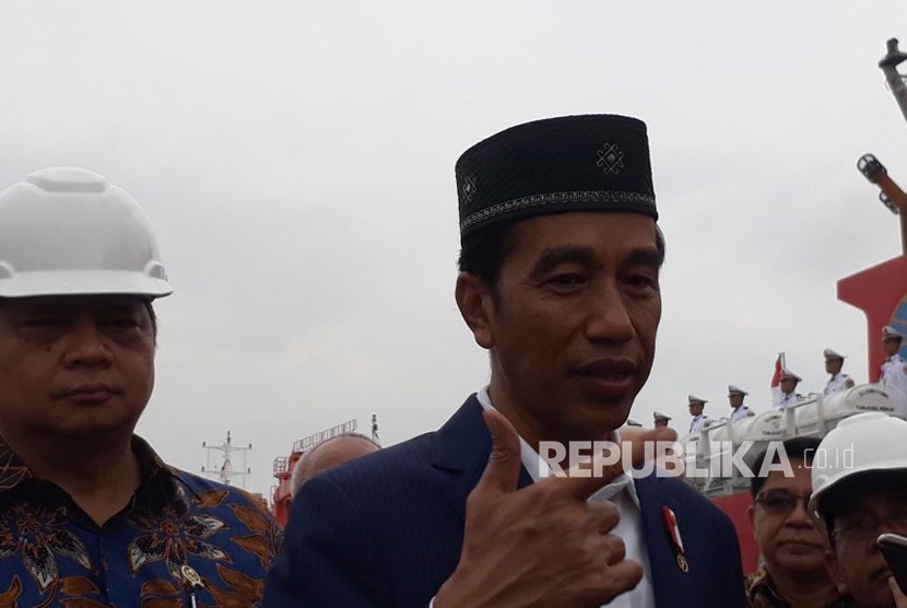 Presiden Jokowi memberikan keterangan pers usai meninjau pelabuhan di kawasan industri JIIPE, Gresik, Jawa Timur, Jumat (9/3).