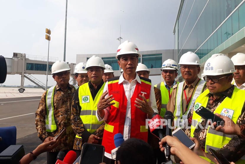 Presiden Jokowi memberikan keterangan pers usai meninjau pengerjaan Bandara Kertajati, Selasa (17/4). 