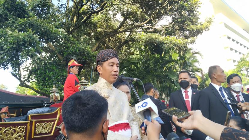Presiden Jokowi memberikan keterangan pers usai pernikahan Kaesang Pangarep dan Erina Sofia Gudono di depan Pendopo Royal Ambarrukmo, Sleman, DIY, Sabtu (10/12). Pesan Khusus Jokowi: Kaesang Bersikap Lebih Serius