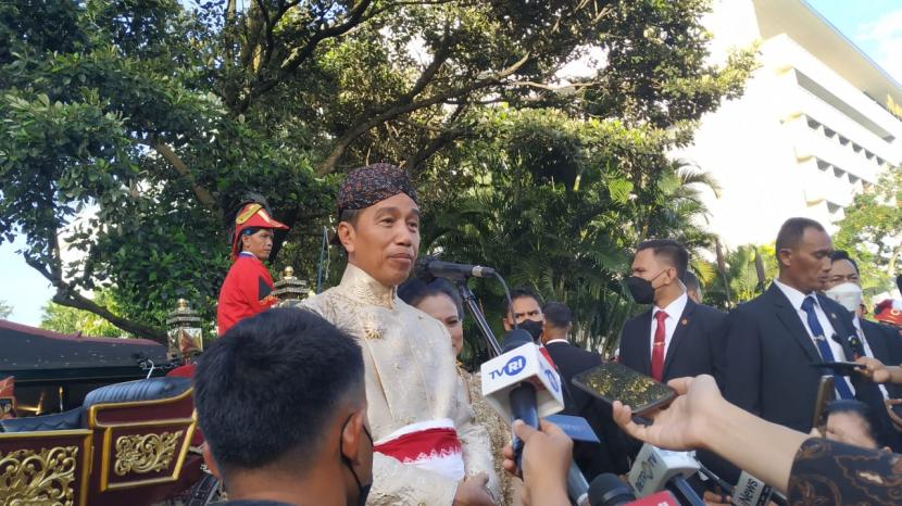 Presiden Jokowi memberikan keterangan pers usai pernikahan Kaesang Pangarep dan Erina Sofia Gudono di depan Pendopo Royal Ambarrukmo, Sleman, DIY, Sabtu (10/12). 