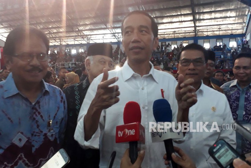 Presiden Jokowi memberikan keterangan terkait sertifikat tanah di Indonesia, Senin (26/3). 