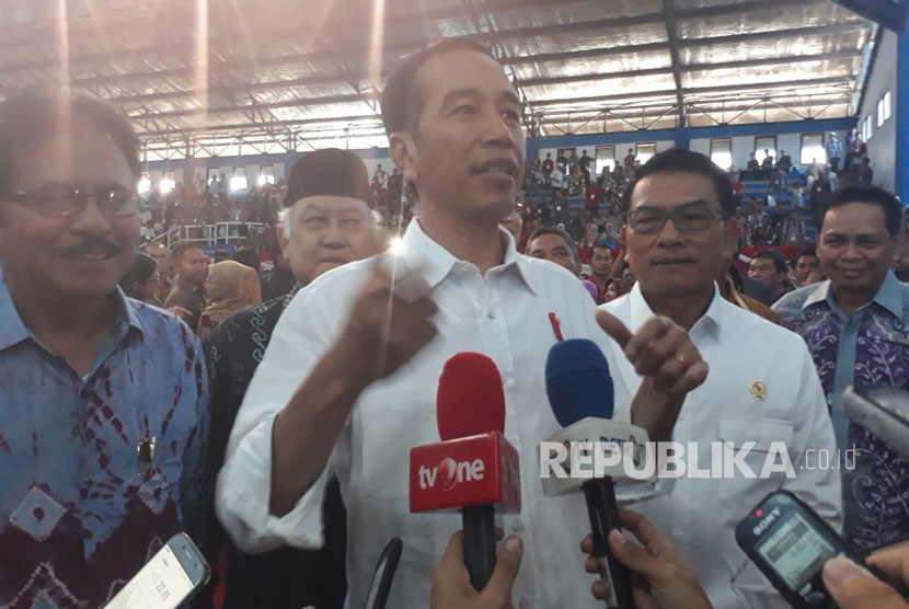 Presiden Jokowi memberikan keterangan terkait sertifikat tanah di Indonesia, Senin (26/3). 