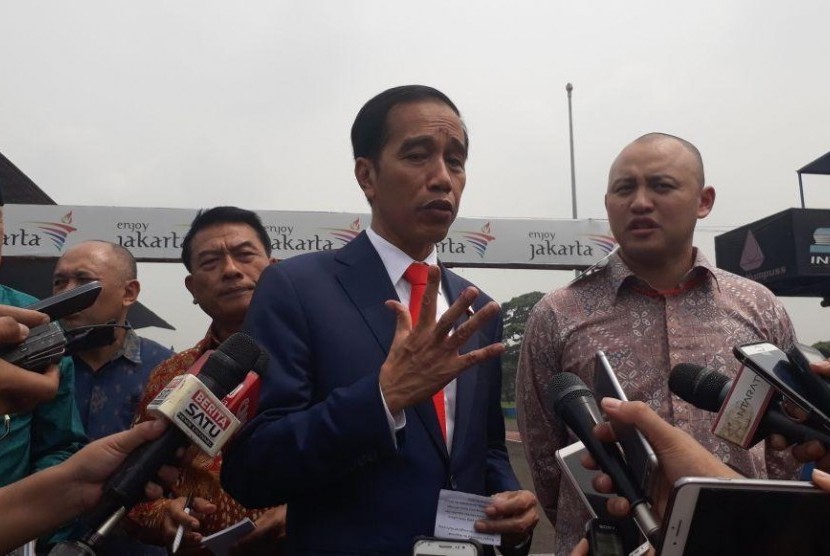 Presiden Jokowi memberikan keterangan usai mengecek sirkuit di Sentul, Bogor, Jawa Barat, Selasa (6/3). 