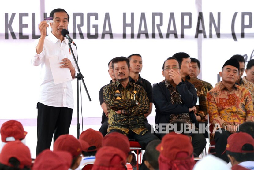 Presiden Jokowi memberikan KIP di Kabupaten Gowa, Sulawesi Selatan, Kamis (15/2).