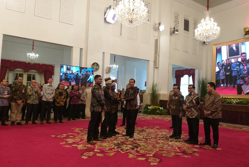 Presiden Jokowi memberikan penghargaan Festival Gapura Cinta Negeri. 