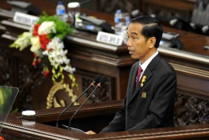  Presiden Jokowi memberikan sambutannya dalam pembukaan Konferensi Parlemen Asia Afrika di gedung Nusantara DPR, Jakarta, Kamis (23/4).