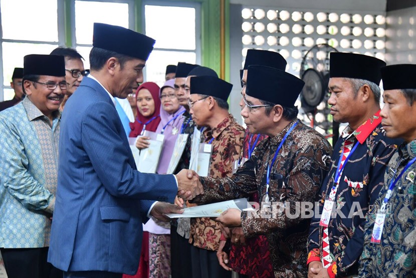 Presiden Jokowi memberikan sertifikat tanah (ilustrasi).