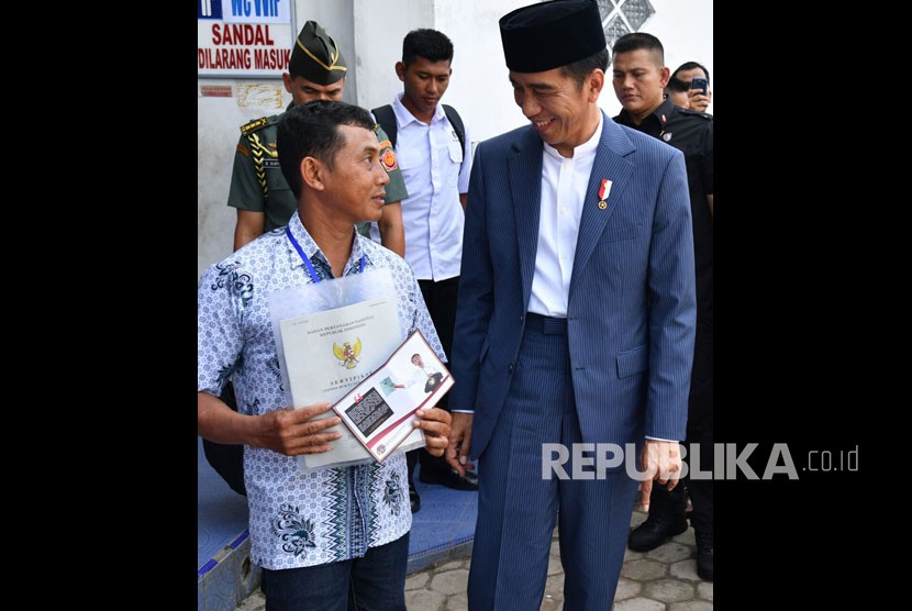 Presiden Jokowi memberikan sertifikat tanah di Provinsi Sumatera Barat, Senin (21/5).