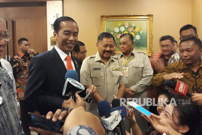 Presiden Jokowi memberikan tanggapan terkait permintaan perlindungan hukum tersangka kasus korupsi Setya Novanto, senin (20/11).