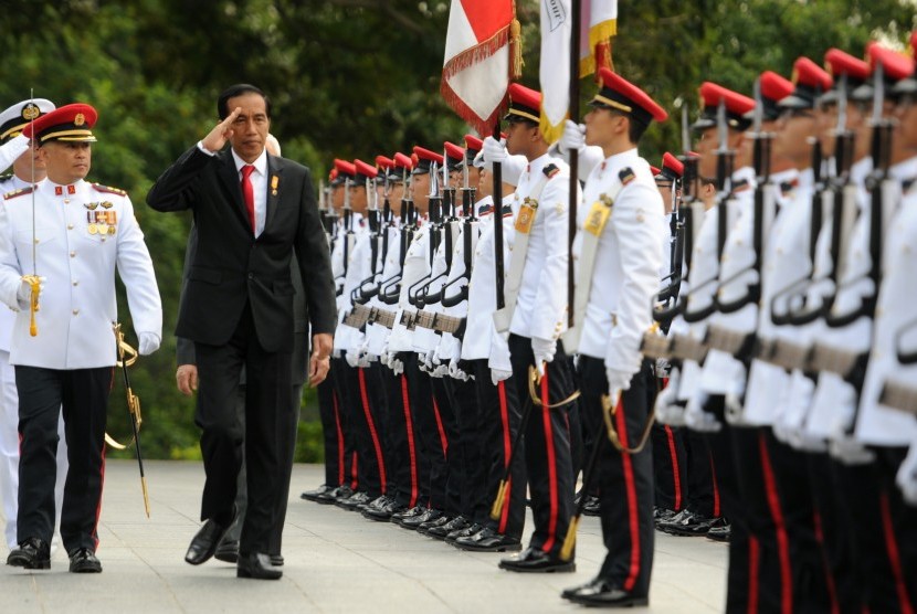 Presiden Jokowi memeriksa pasukan kehormatan di Istana Kepresidenan Singapura, Selasa (28/7).