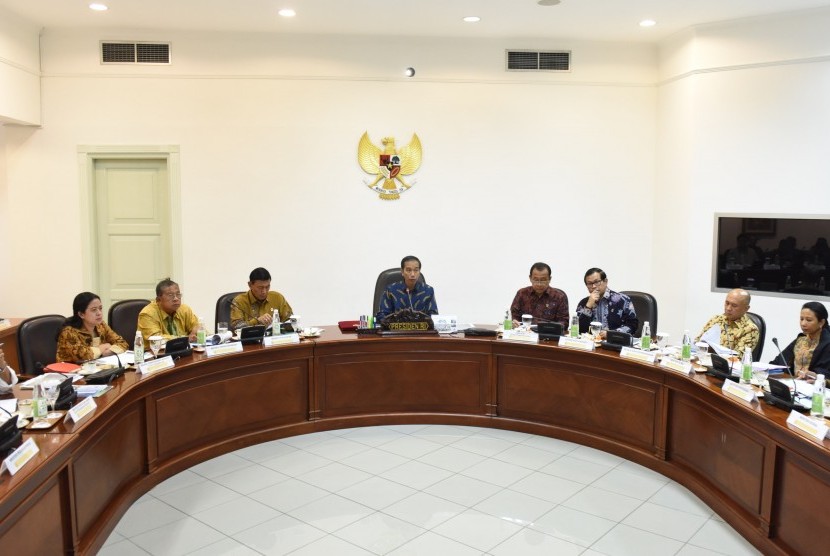 Presiden Jokowi memimpin rapat kabinet 