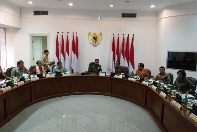 Presiden Jokowi memimpin rapat terbatas.