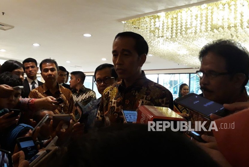 Presiden Jokowi menanggapi sejumlah pertanyaan awak media di Hotel Grand Sahid Jaya, Jakarta, Rabu (10/1). 